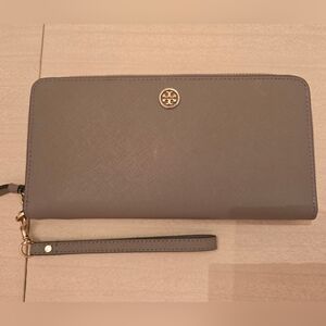 Tory Burch Beige Wristlet Wallet, Excellent Condition, 9" x 4.5" x 1"